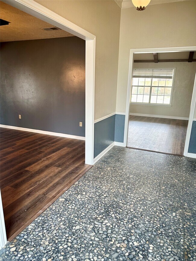 Photo - 103 Wroxton Dr