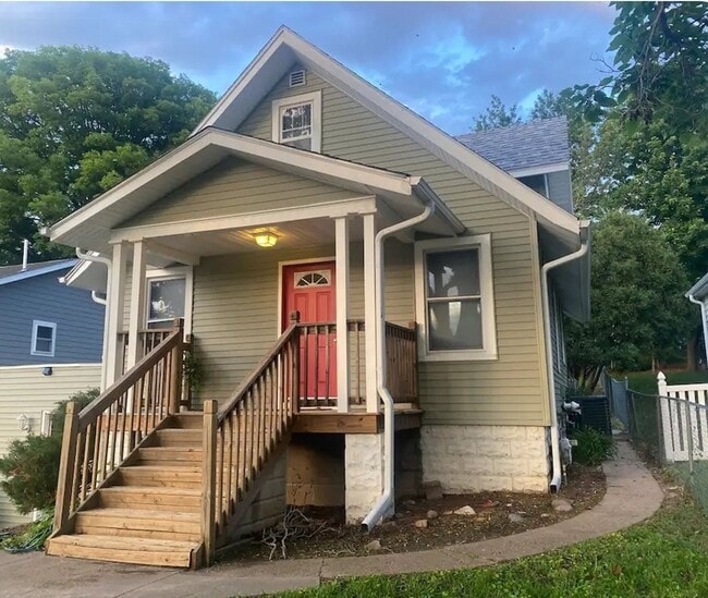 Building Photo - Spacious 4 Bedroom in Aksarben! Rental