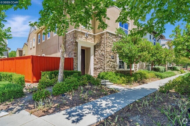 Building Photo - 2063 Poinsettia St Rental