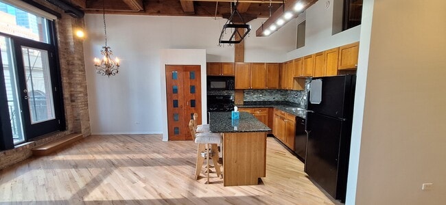 Kitchen - 226 N Clinton St Unit 321