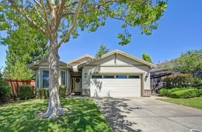 Building Photo - Nice Two Bedroom Two Bathroom Home in Rocklin - Whitney Oaks Ages 55+ Gated Community