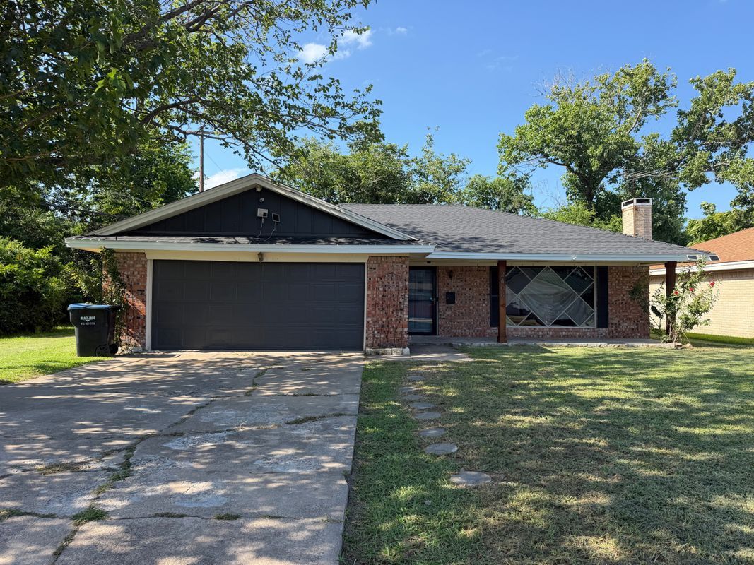 Photo - 2406 Broadview St