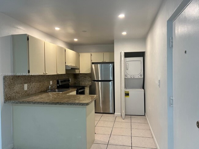 Building Photo - 2727 NW 17th Ter Unit 404