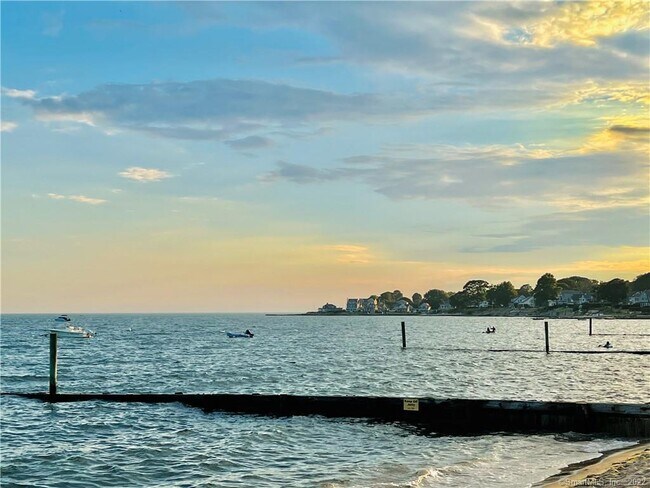 28 Beach Rd W