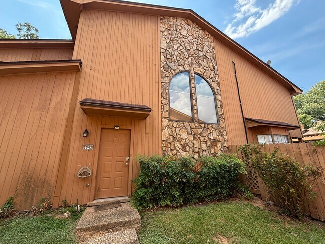 BEAUTY IN EASTWOOD ON THE BAYOU - BEAUTY IN EASTWOOD ON THE BAYOU Townhome