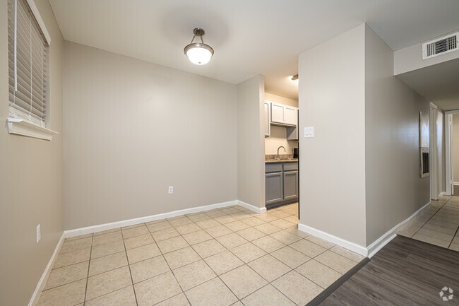 2BR, 1,5BA - 770SF - Comedor - City View Apartments - Internet Included!