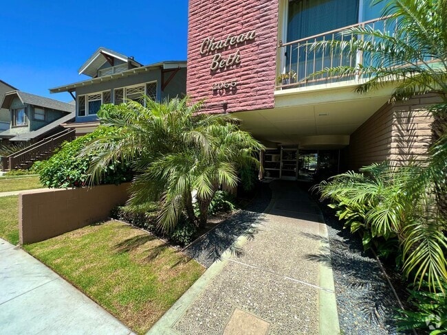 Building Photo - Modern 2 bedroom Gem Close to the Beach Unit 206 Rental