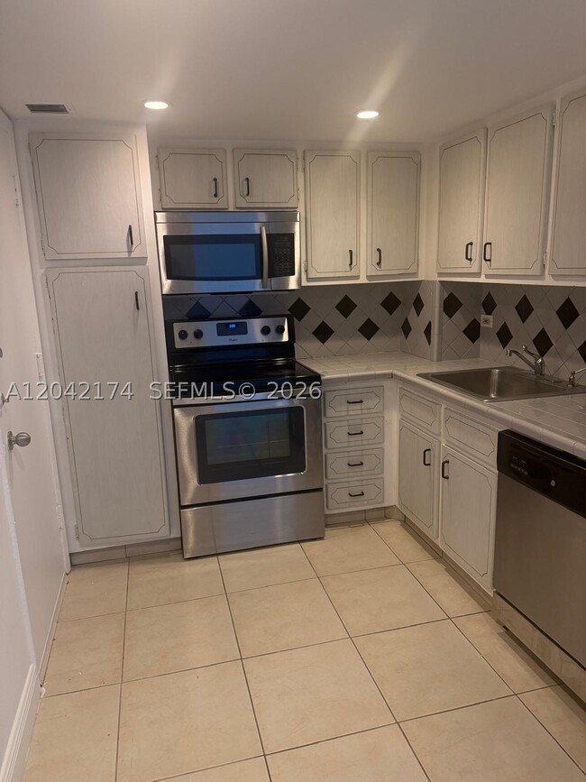 Building Photo - 5005 Collins Ave Unit 1104