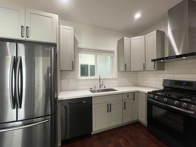 Building Photo - Nice and bright 2 beds and 2 baths with beautiful hardwood floor throughout. Unit 1