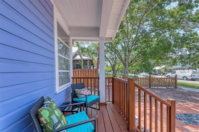 Photo - 1676 Oak St