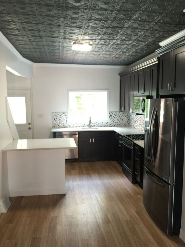 Photo - Gorgeous 3 Bedroom Reno in South Side. Ope...