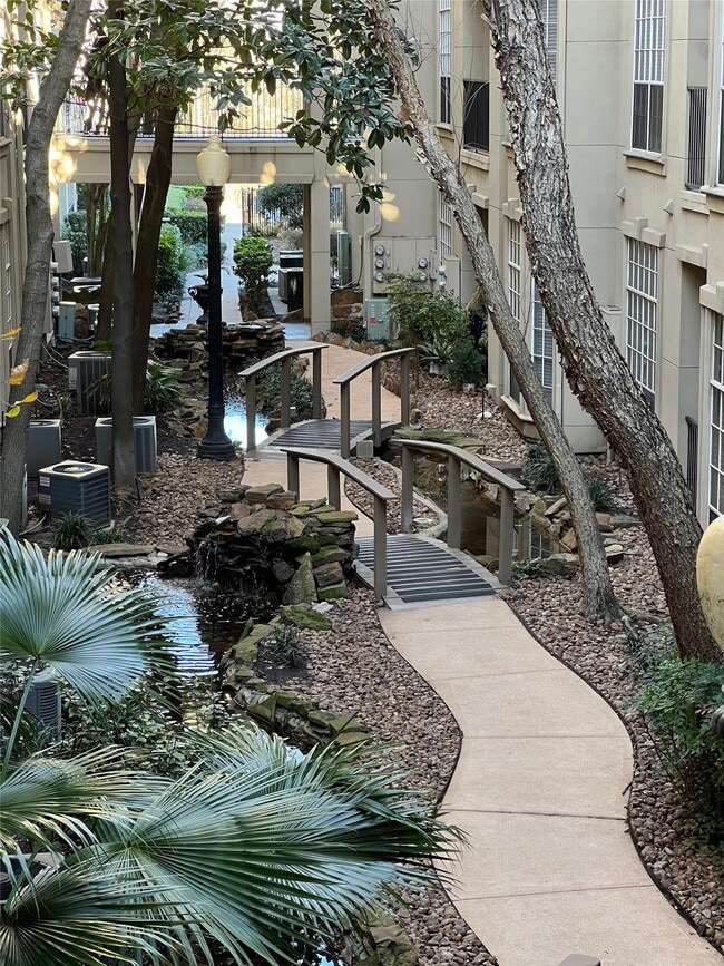 Building Photo - 5353 Memorial Dr Unit 1078