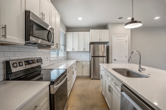 Photo - 22562 Buchanan St