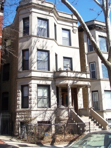 Building Photo - 864 W Newport Ave Unit 3