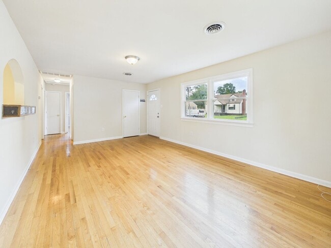 Photo - 1124 Hollister Ave