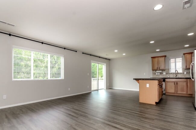 Photo - 3684 London Loop NE