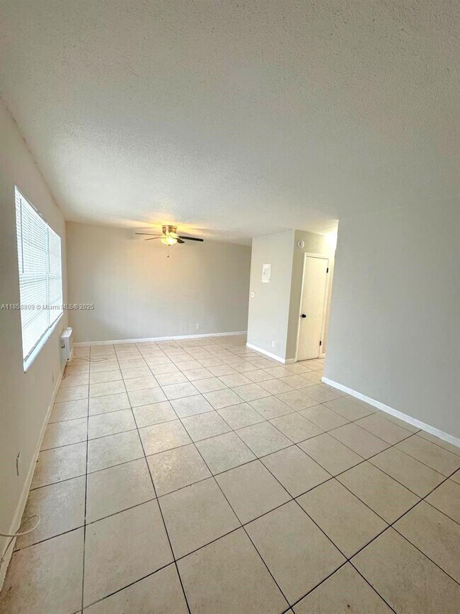 Photo - 325 NW 15th St Apartamento Unidad 8