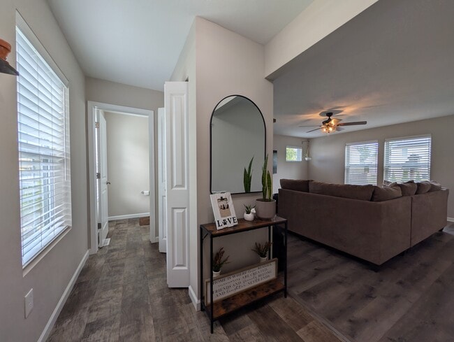 ENTRADA / BAÑO DEL PRIMER PISO - 3586 Fernwood Ln