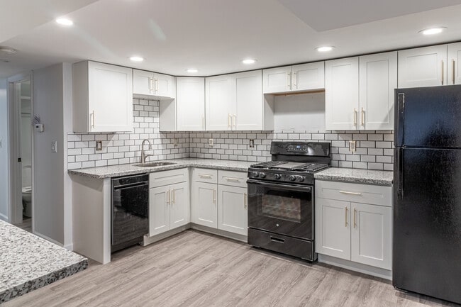 Building Photo - 916 Highview St