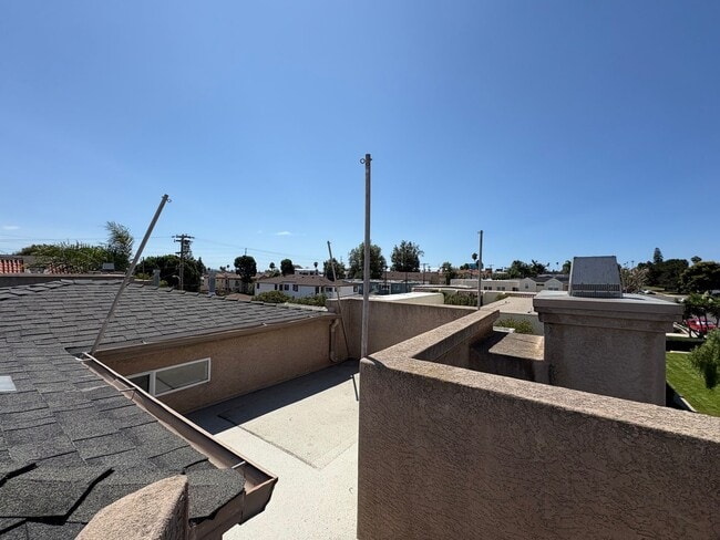 Building Photo - Great 2B/2.5BA Townhouse in PB with Roofto...