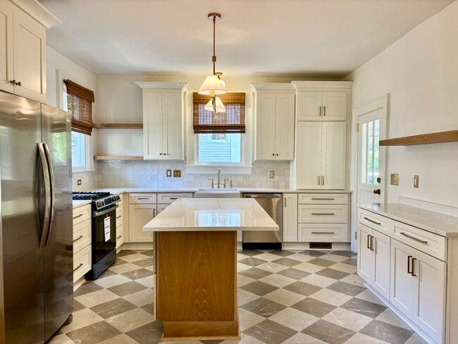 Building Photo - 201 Hickory St Rental
