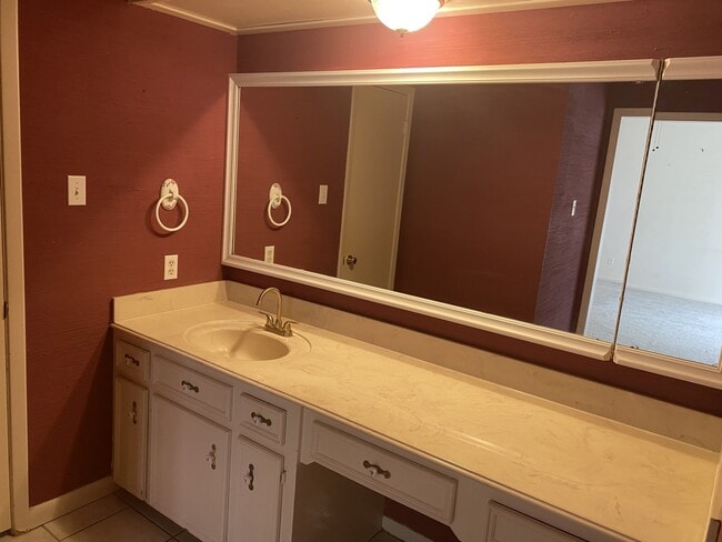 Building Photo - 5 Bendwood Dr