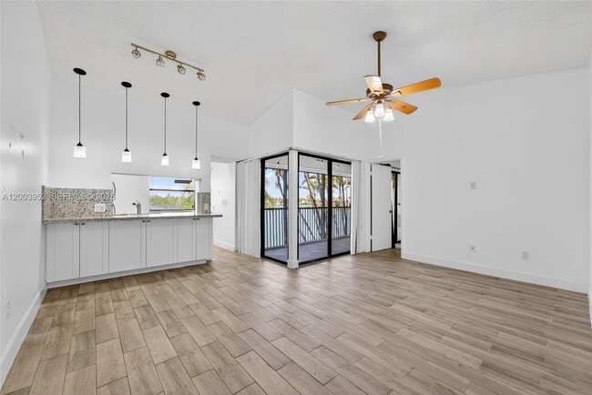 Photo - 889 Hamilton Dr Unit 889D