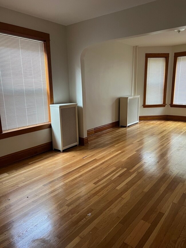 Photo - 6327 N Lakewood Ave Unit 2