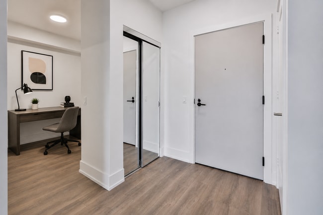 Pièce spacieuse pouvant accueillir un bureau et une chaise, ainsi qu'une bibliothèque/des rangements. - 858 Dupont St Unité 621