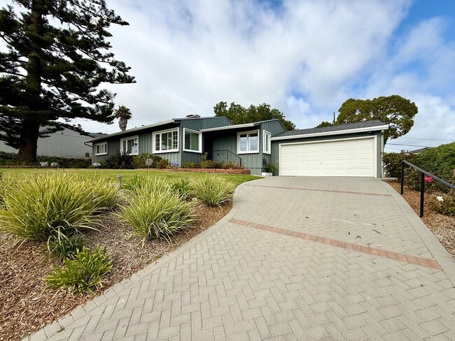 Photo - Beautiful 3BR/3BA Point Loma Home with Vaulted Ceilings & Central AC