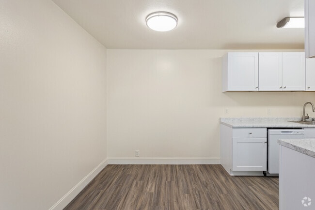 Executive 1BR, 1BA - 575SF - Dining Area