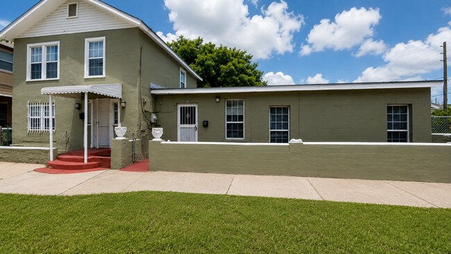 Building Photo - 1049 Pippin St Unit B