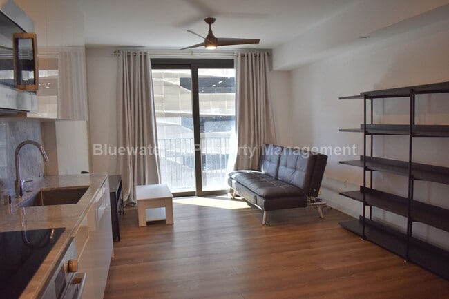 Building Photo - 987 Queen St Unit 506