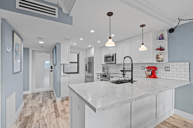 Building Photo - 1401 N Riverside Dr Unit 604 Rental