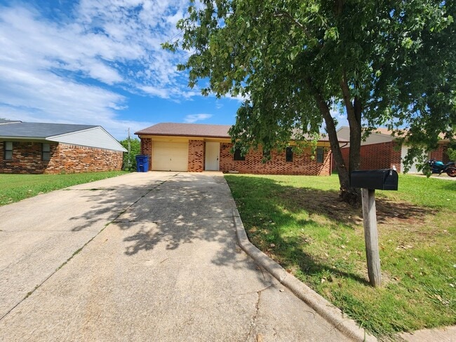 Photo - 3 Bedroom 1.5 Bath home in Shawnee!