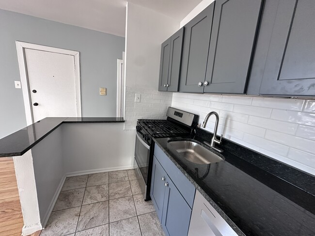 Building Photo - 5668 N Ridge Ave Unit 2N