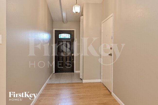 Photo - 2707 Wood River Rd