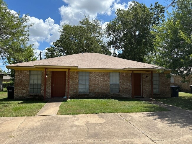 Building Photo - College Station - 2 bedroom - 1 bath - fenced in yard - WD connections