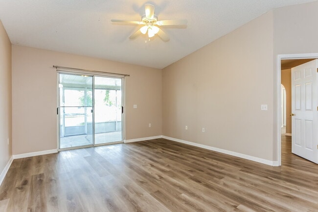 Photo - 98 Reeding Ridge Dr E