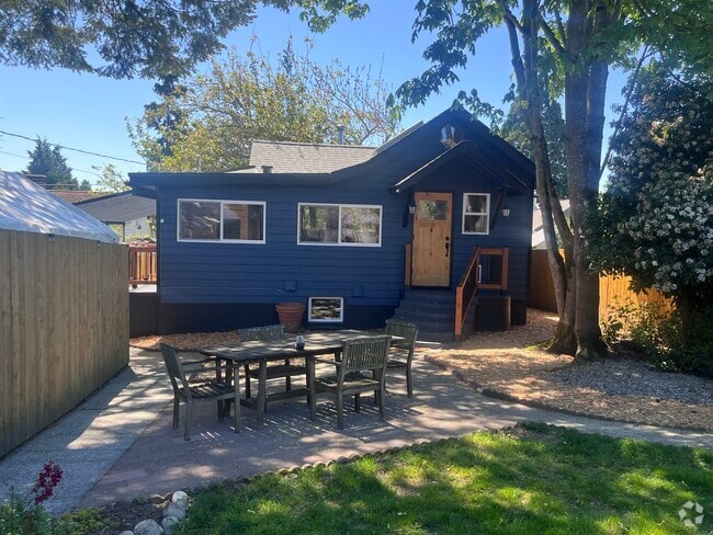 Building Photo - 3715 SW Donovan St Unit #2 Rental