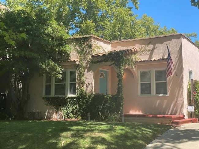 Building Photo - Charming 2 bed/1 bath cottage only 2 blocks from McKinley Park -Available in the beginning of July!