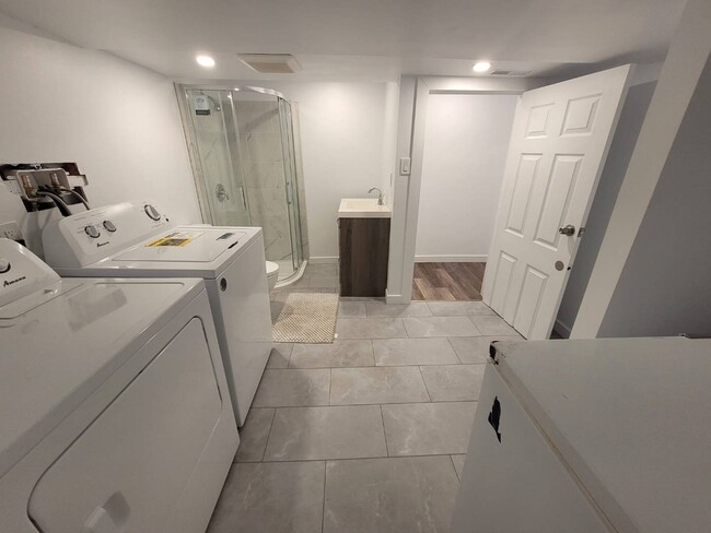 Photo - Room 8 - 62 Ontario St