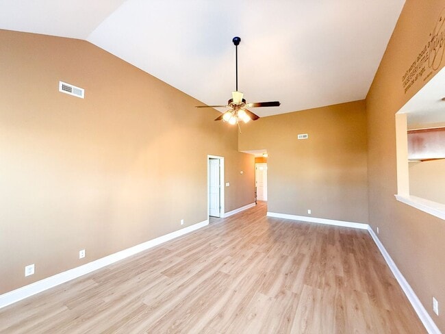 Photo - 3 Bedroom 2 Bathroom home! Large Fenced in Backyard!