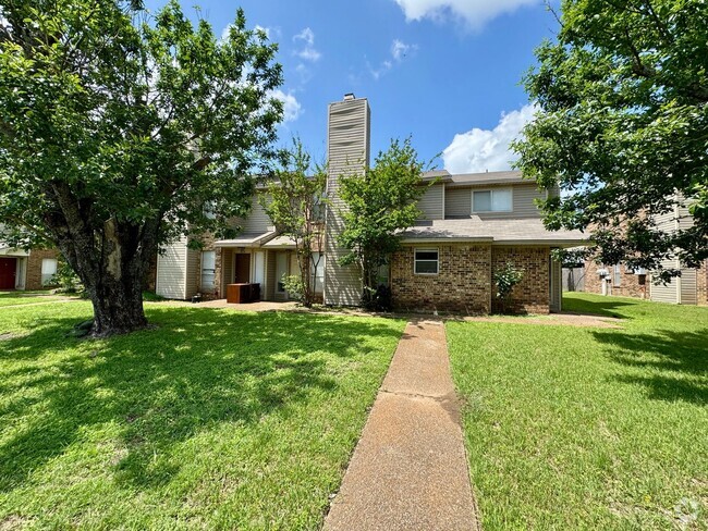 Building Photo - Townhome