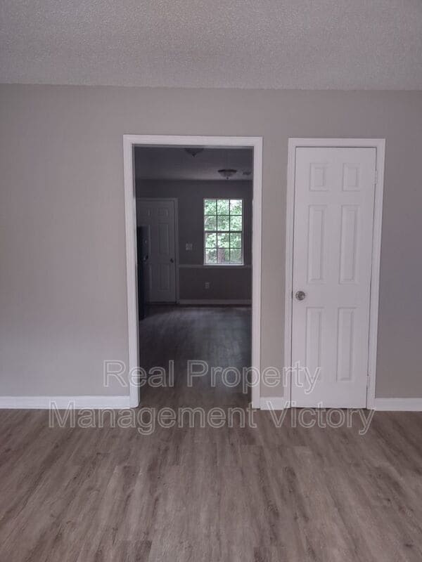 Photo - 180 Saturn Ln