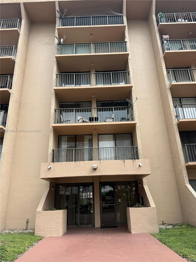 Building Photo - 16751 NE 9th Ave Unit 211