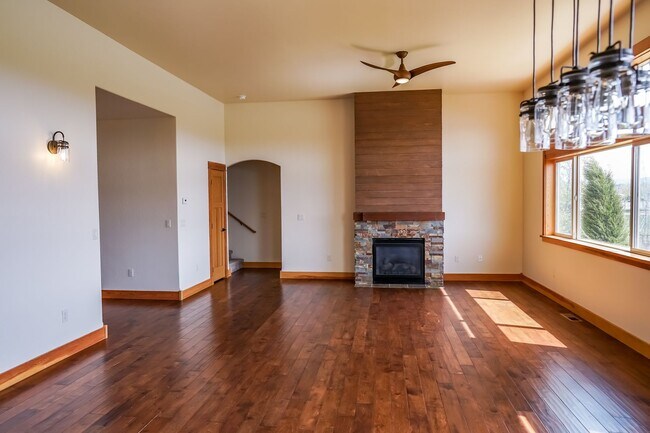 Photo - One Month's Free Rent