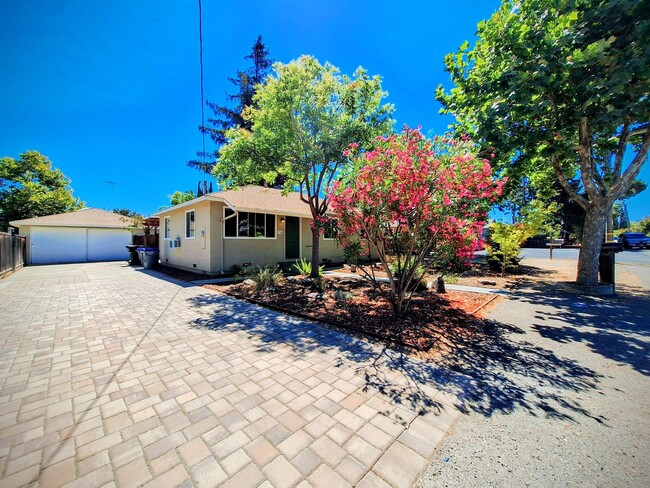 Building Photo - Country Style 3bd Home With Detached Garage