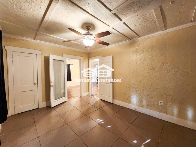 Photo - 2222 Hogg St