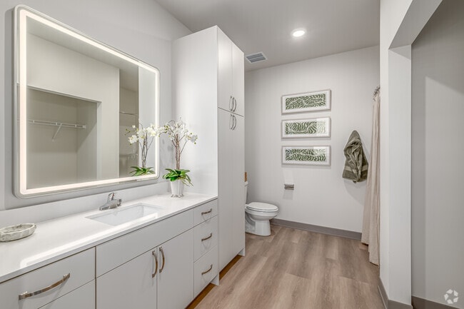Dubai 2BR, 2BA - 913SF - Bathroom